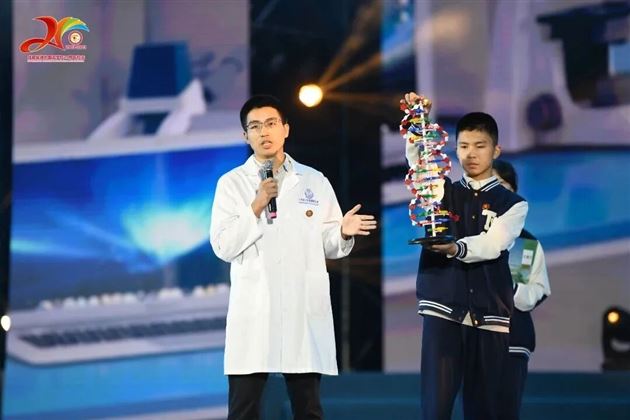 赵建参与棠外二十周年校庆表演诵《强国有我——校友筑梦》