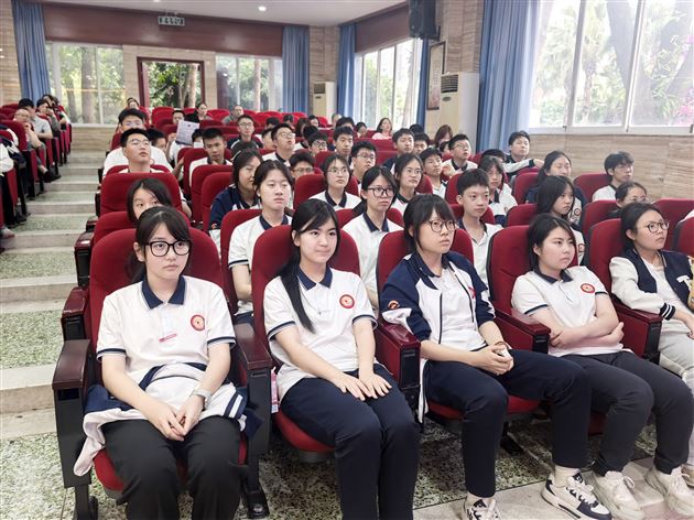 成都理工大学教授做客棠外生涯规划讲座 