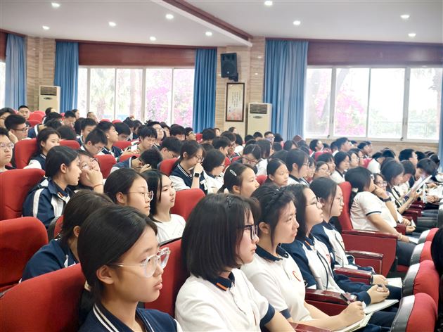成都理工大学教授做客棠外生涯规划讲座