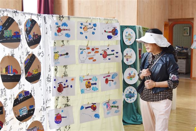 棠湖仁智幼儿园中班组主题探究课程活动开放日 (12).JPG