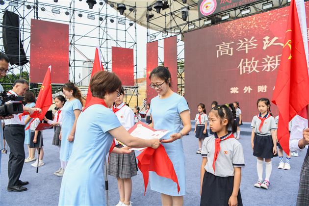 8 棠外附小苏萍书记为辅导员颁发聘书