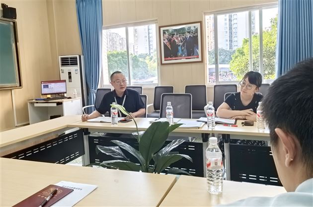 校长助理曾德刚部署班级重点工作