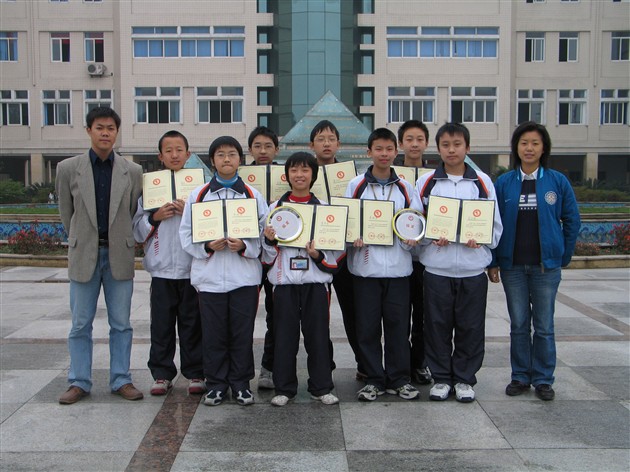 参赛的八名同学全部获得“小实验家”称号