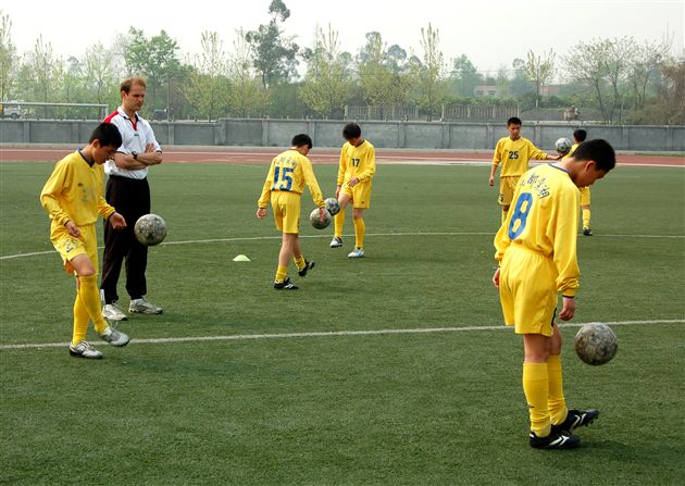 棠湖中学外语实验学校足球队训练(二)
</p><p>　　