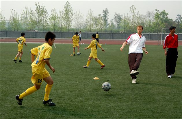即将代表中国参加2006年U14东亚足球赛的棠湖中学外语实验学校男子足球队正在训练中
