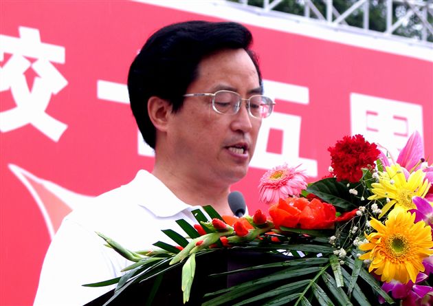 十五周年校庆图片：教师代表郑世雄在棠湖中学建校十五周年庆祝大会上发言