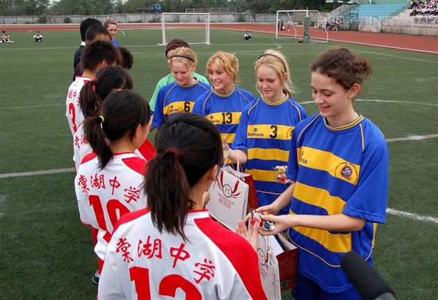 澳大利亚“维京勇士”女子足球队访问棠湖中学外语实验学校(四)