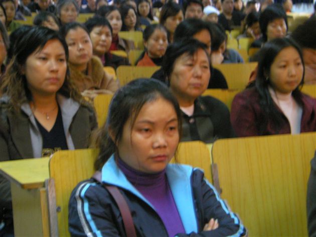 家长认真听取年级组长分析学生情况