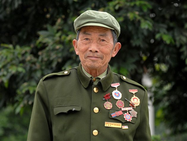   杨文根： 双流东升镇人，1935年10月生，1951年6月报名参加抗美援朝，参加过五次战斗，因通讯工作出色，多次受到嘉奖。