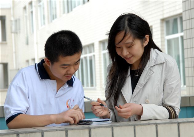 大公报记者王芳(右)采访刘鸿江（左）