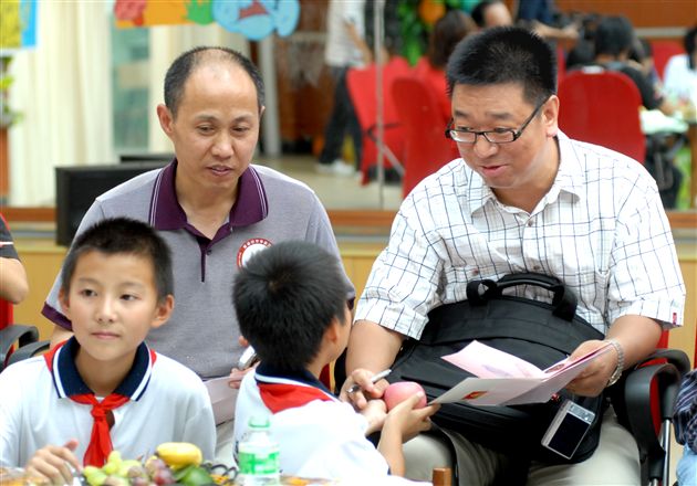 北京大学心理系教授 侯玉波先生(右)