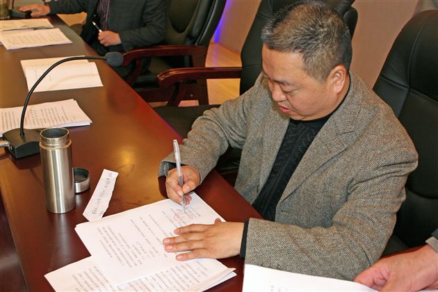 熊校长代表学校与各班签订目标责任书</p><p>　　