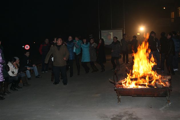 熊校长带领班主任跳舞
