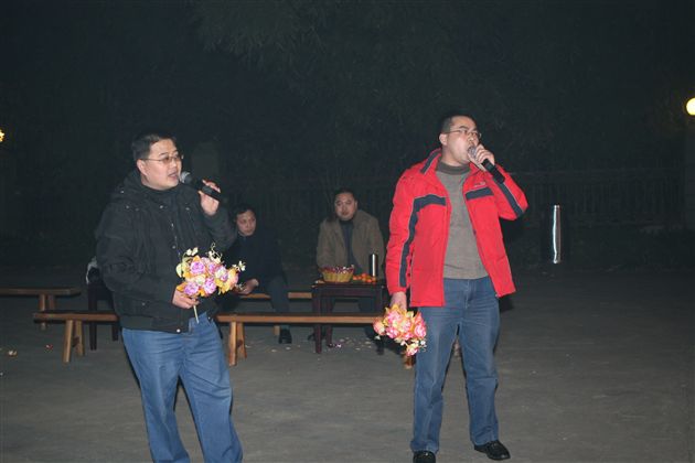 学生处副主任叶超、肖波合唱