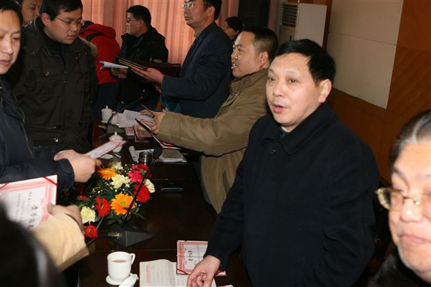 学校领导为获奖班主任颁奖