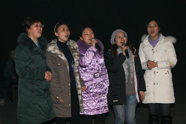 彭英、黄明丽、田群彬、彭燕、刘红玉等老师合唱