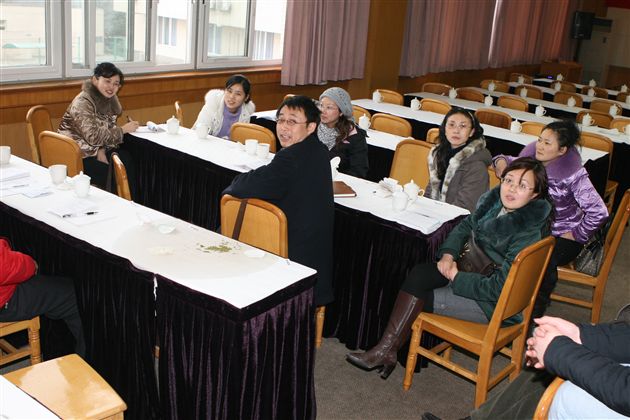 初二、初三年级班主任分组讨论会