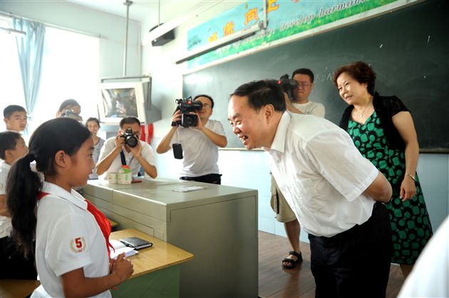 周济部长询问学生在疗养团里的学习和生活情况