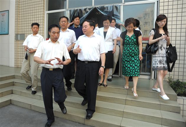 黄光成校长向周济部长介绍学校情况