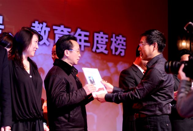 棠外党政办公室主任杜宗平（左二）代表黄光成校长领奖