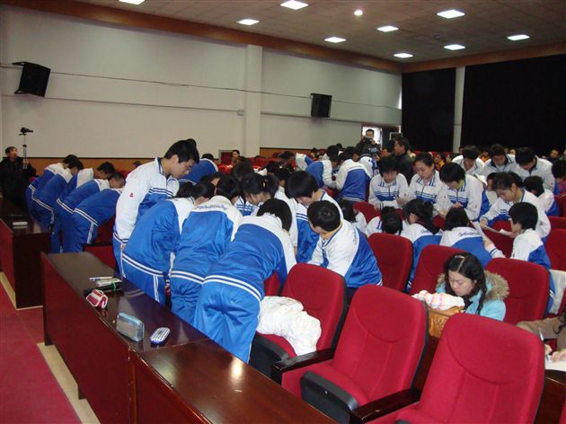 学生在付民老师的指导下进行合作交流探讨