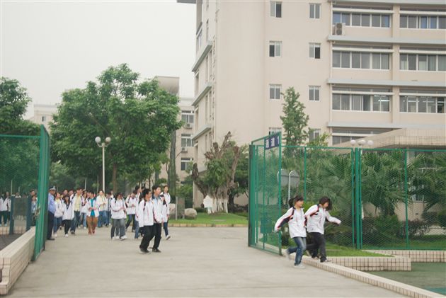 棠外全校师生举行安全疏散演练2