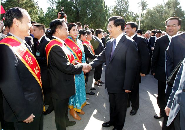 走进棠外　携手棠外　共建棠外——记新进大学生参观校荣誉陈列室座谈会