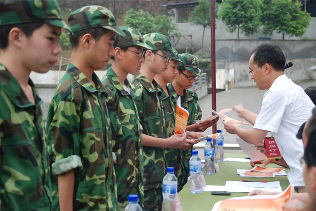 棠中外语学校初2013届学生综合社会实践活动纪事</p><p>　　