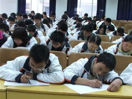 业余党校结业考试：认真答题