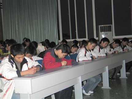 业余党校结业考试：专心致志