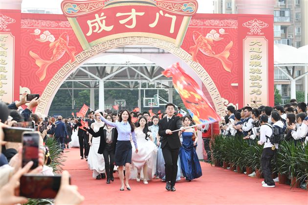 壮观天地，与立苍穹 —— 记棠外高 2026 届高三成人典礼
