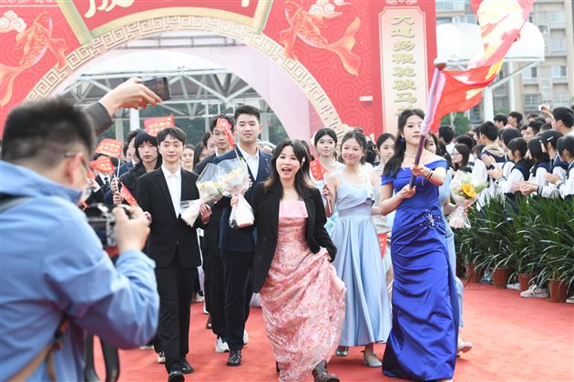 壮观天地，与立苍穹 —— 记棠外高 2026 届高三成人典礼