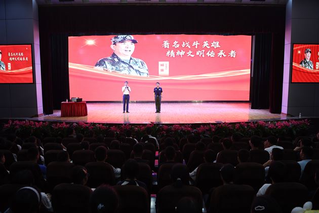 成都棠湖外国语学校初2026级开展新生少先队主题队课