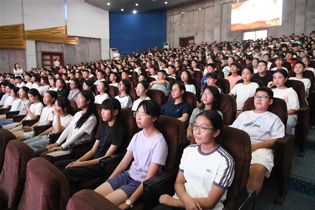 成都棠湖外国语学校初2026级开展新生少先队主题队课