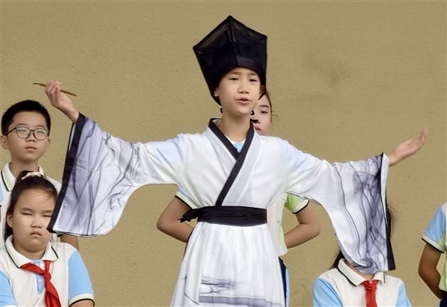 棠外附小举行第四周“月满中秋，情系家国”主题升旗仪式