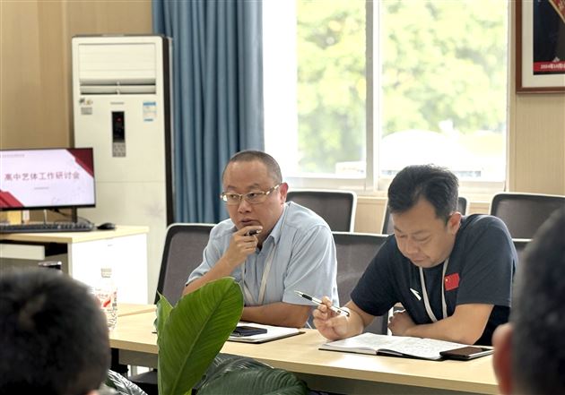 高中副校长曾德刚主持会议