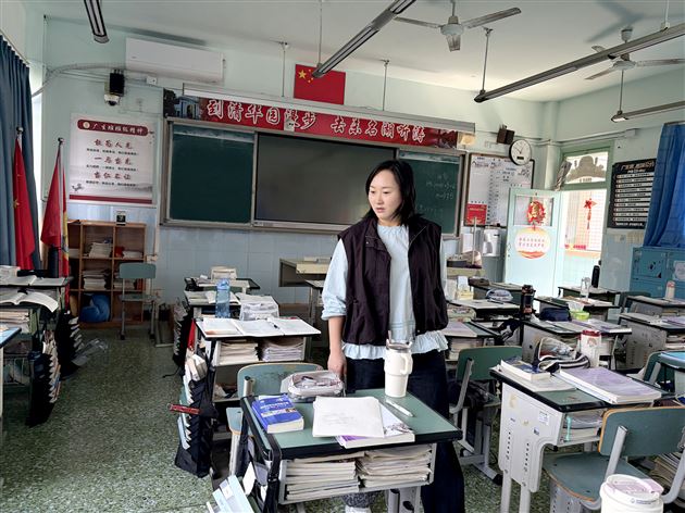 高中德育安全处老师进行午间教室巡查