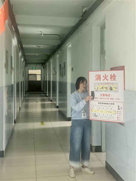 学生公寓总管王萍巡查公寓消防设施