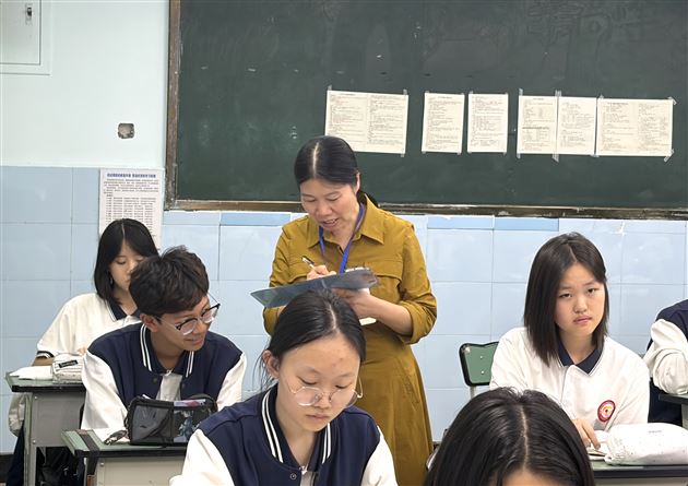 高中德育安全处老师进行发型服饰常规检查