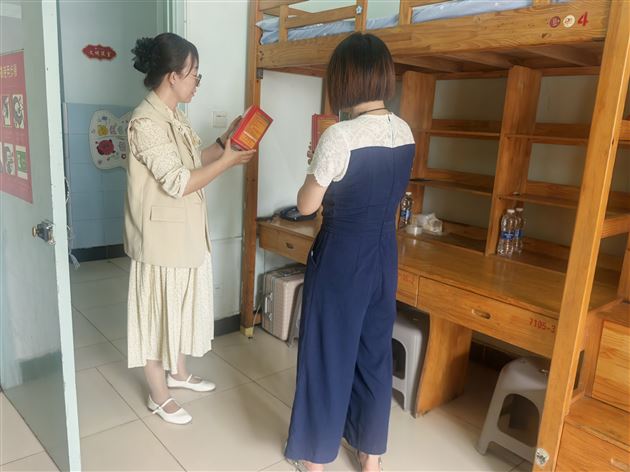高中德育安全处副主任韩宇巡查学生公寓安全