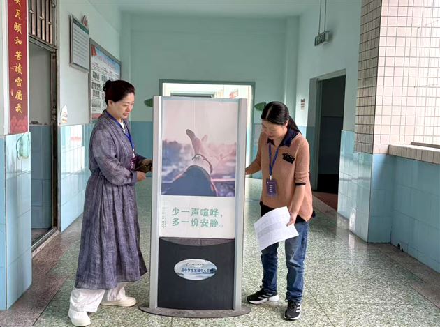 高中德育安全处老师进行课间安全巡查