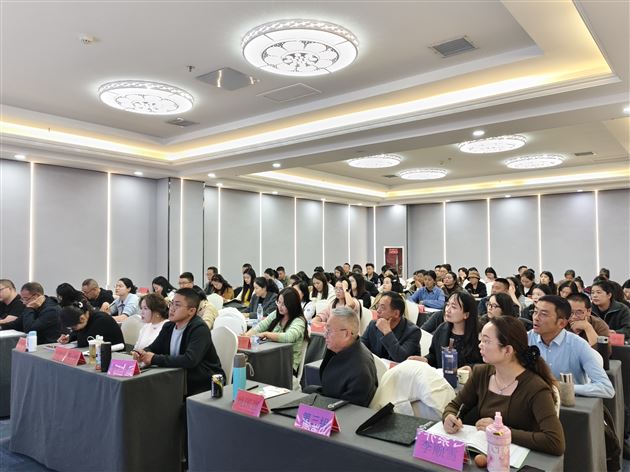 棠外党员教师袁成受邀为青海省初中道德与法治骨干教师及专兼职教研员作好课堂专题培训