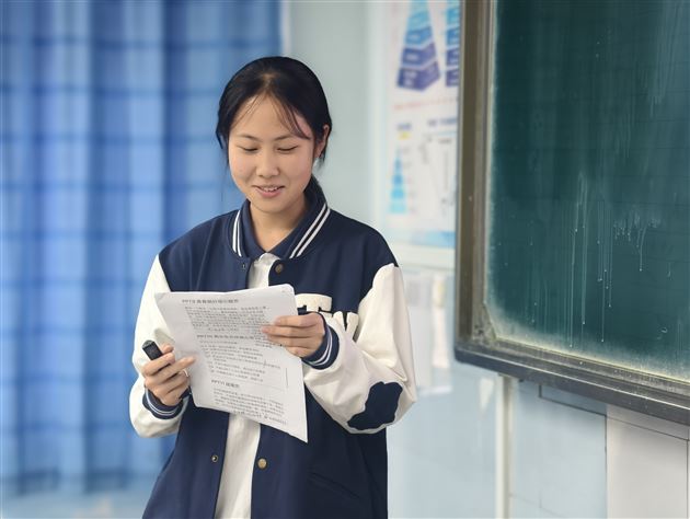 高2026级8班心理委员陈诗雨带来《校园人际交往及亲子关系“打怪升级”指南》