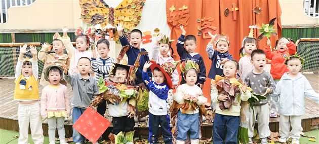 棠湖仁智幼儿园小班年级开展玩转落叶主题活动