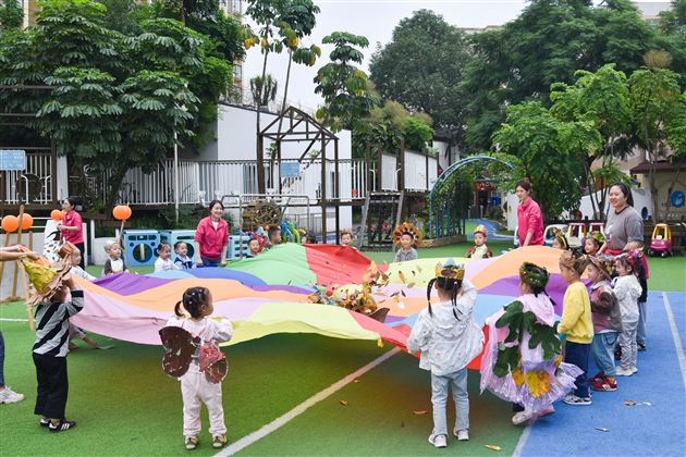 棠湖仁智幼儿园小班年级开展玩转落叶主题活动