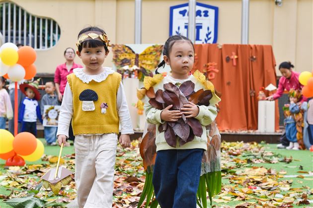 棠湖仁智幼儿园小班年级开展玩转落叶主题活动
